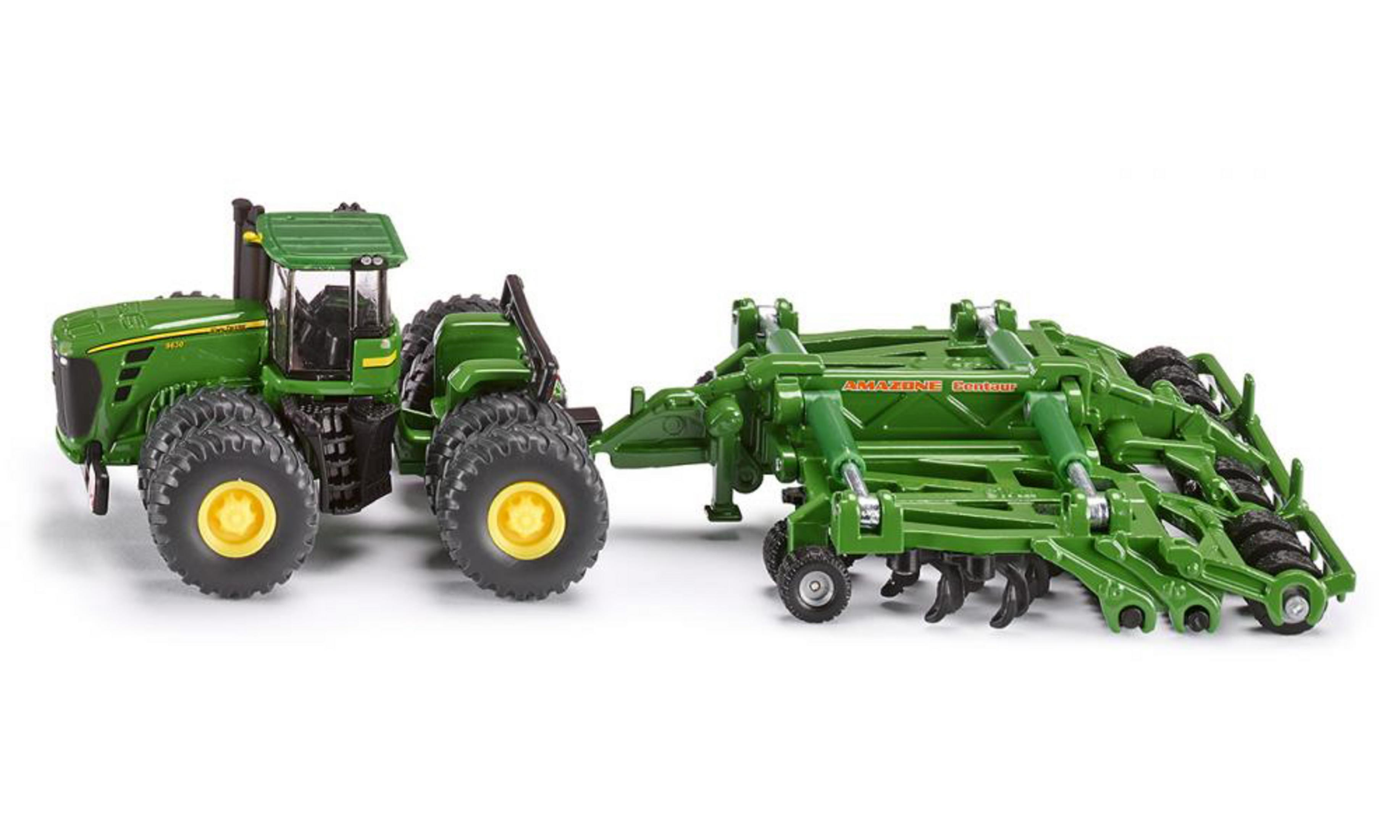 Zielony traktor zabawka ciągnący zieloną maszynę rolniczą. Traktor ma żółte koła.