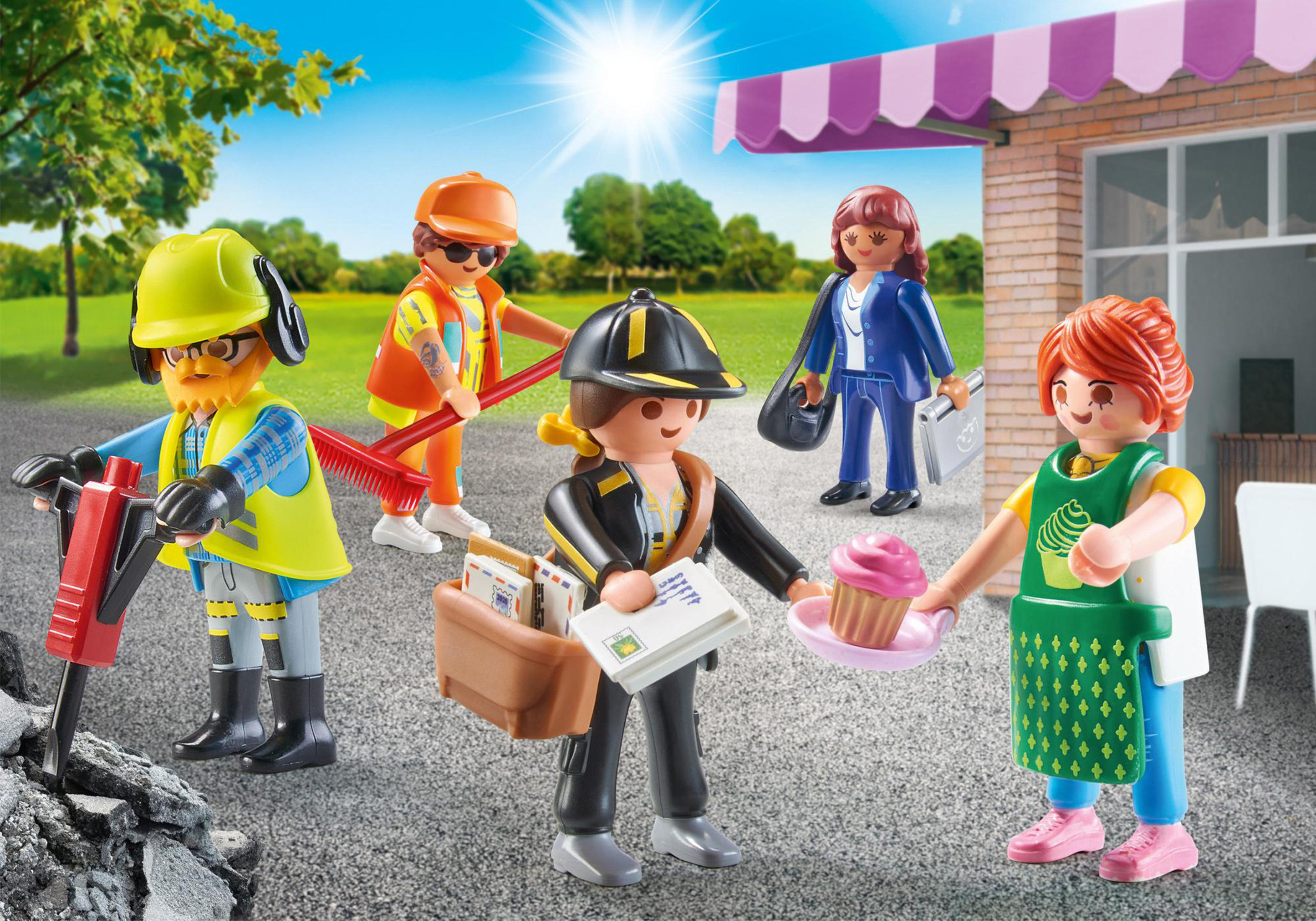 Figure di Playmobil che rappresentano varie professioni, in piedi e interagenti in una scena di strada.