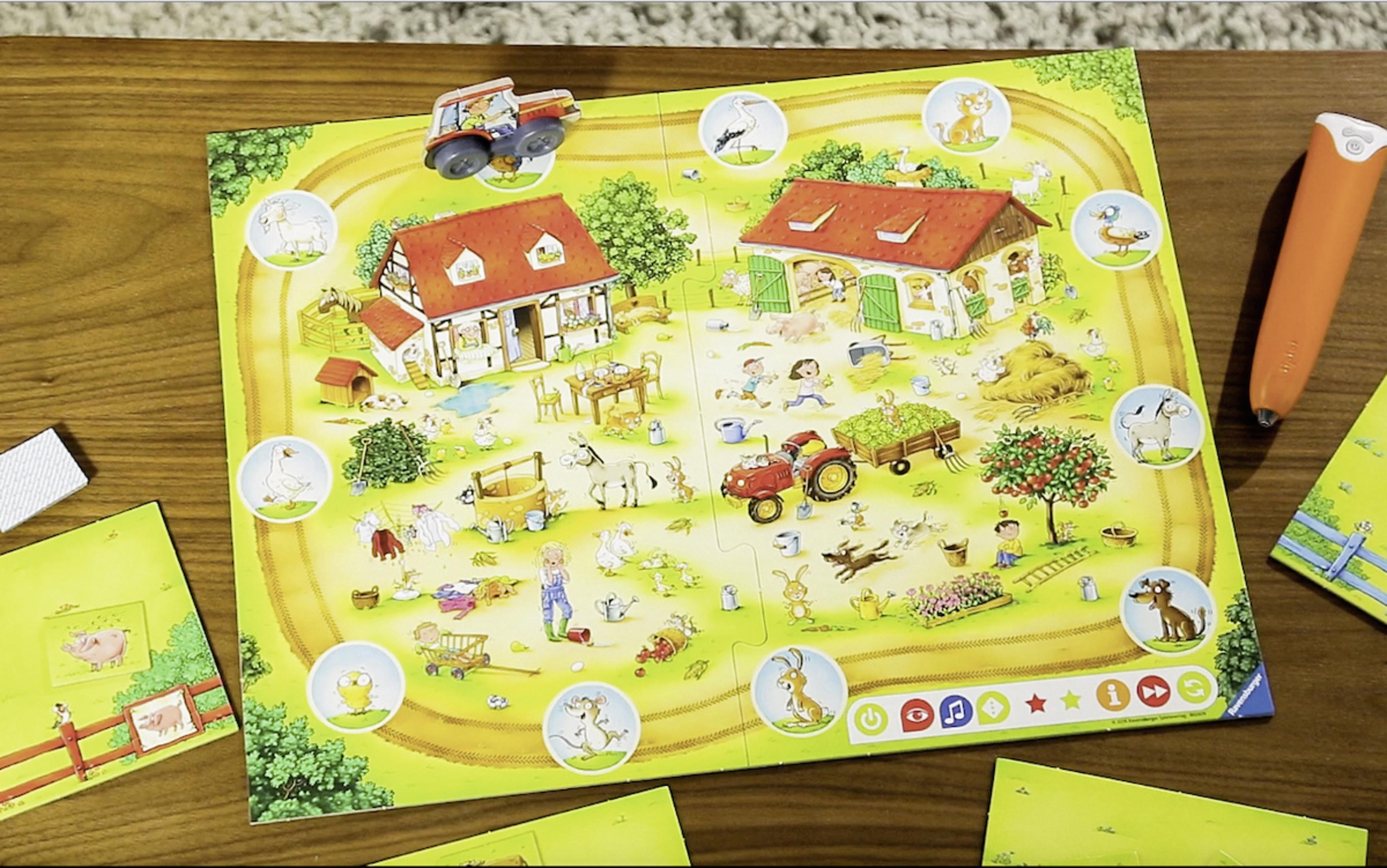 Ein Brettspiel mit Bauernhof-Motiv, mit einem Traktor-Spielstein, umgeben von illustrierten Hofelementen und Spielkarten.