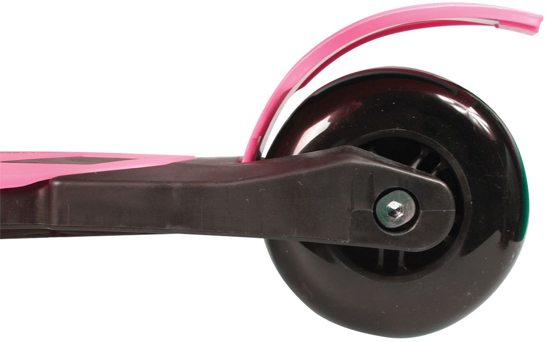 Nahaufnahme eines rosa Roller-Rads mit schwarzem Reifen und gebogenem Kotflügel.