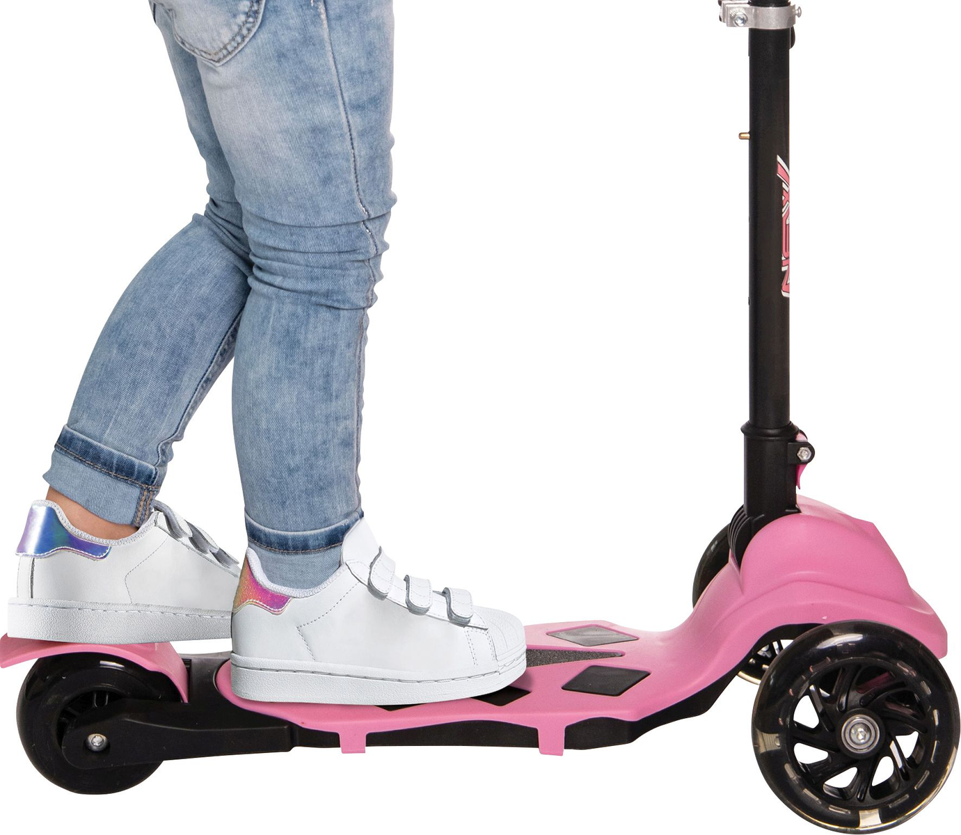Eine Person steht auf einem pinken Roller und trägt helle Turnschuhe.