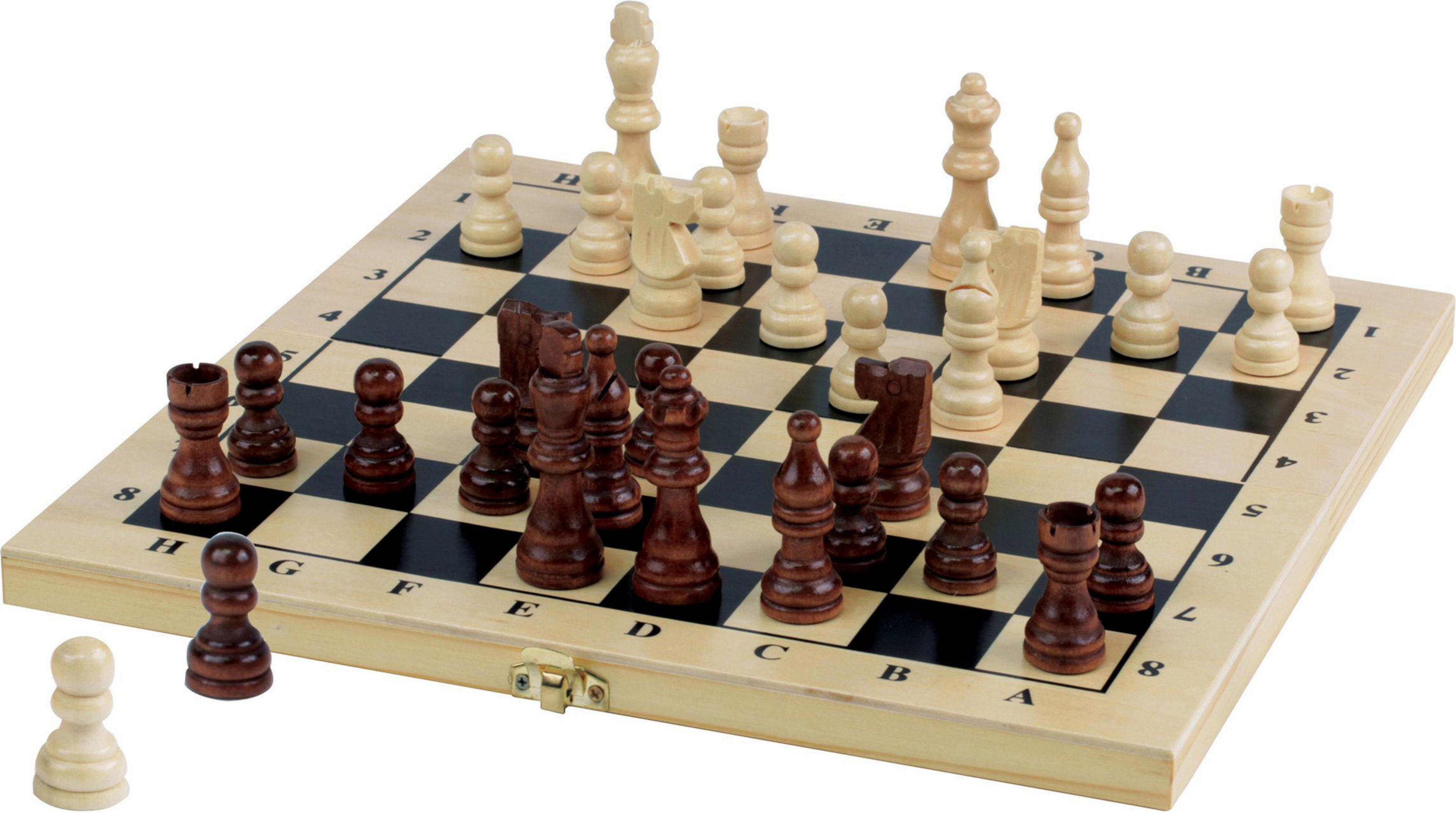 Schachspiel mit braunen und cremefarbenen Figuren auf einem Holzschachbrett mit Zahlen und Buchstaben.