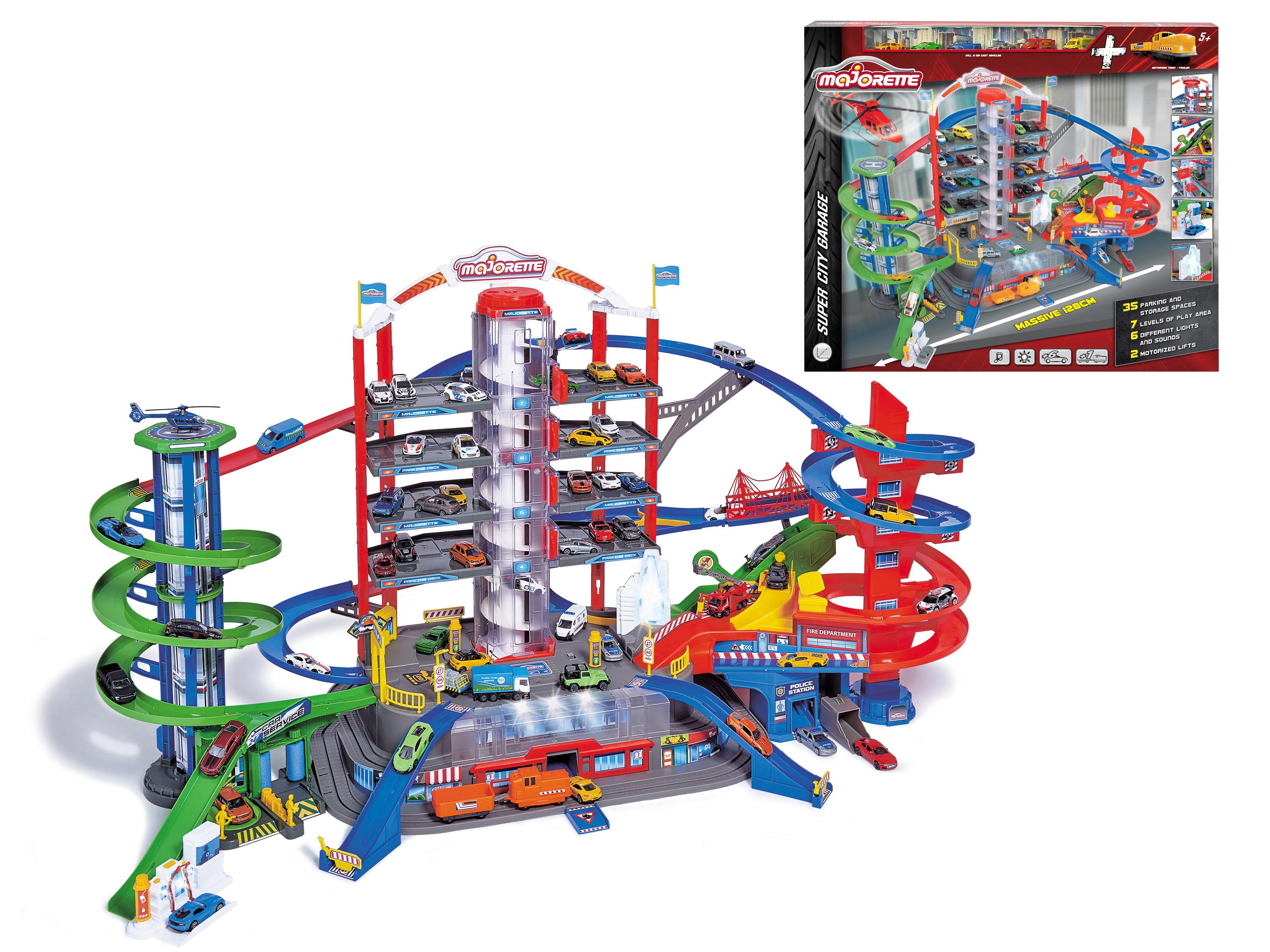 Ein Spielzeug-Autogarage mit mehreren Ebenen, Rampen und einem Hubschrauberlandeplatz, gefüllt mit Spielzeugautos.