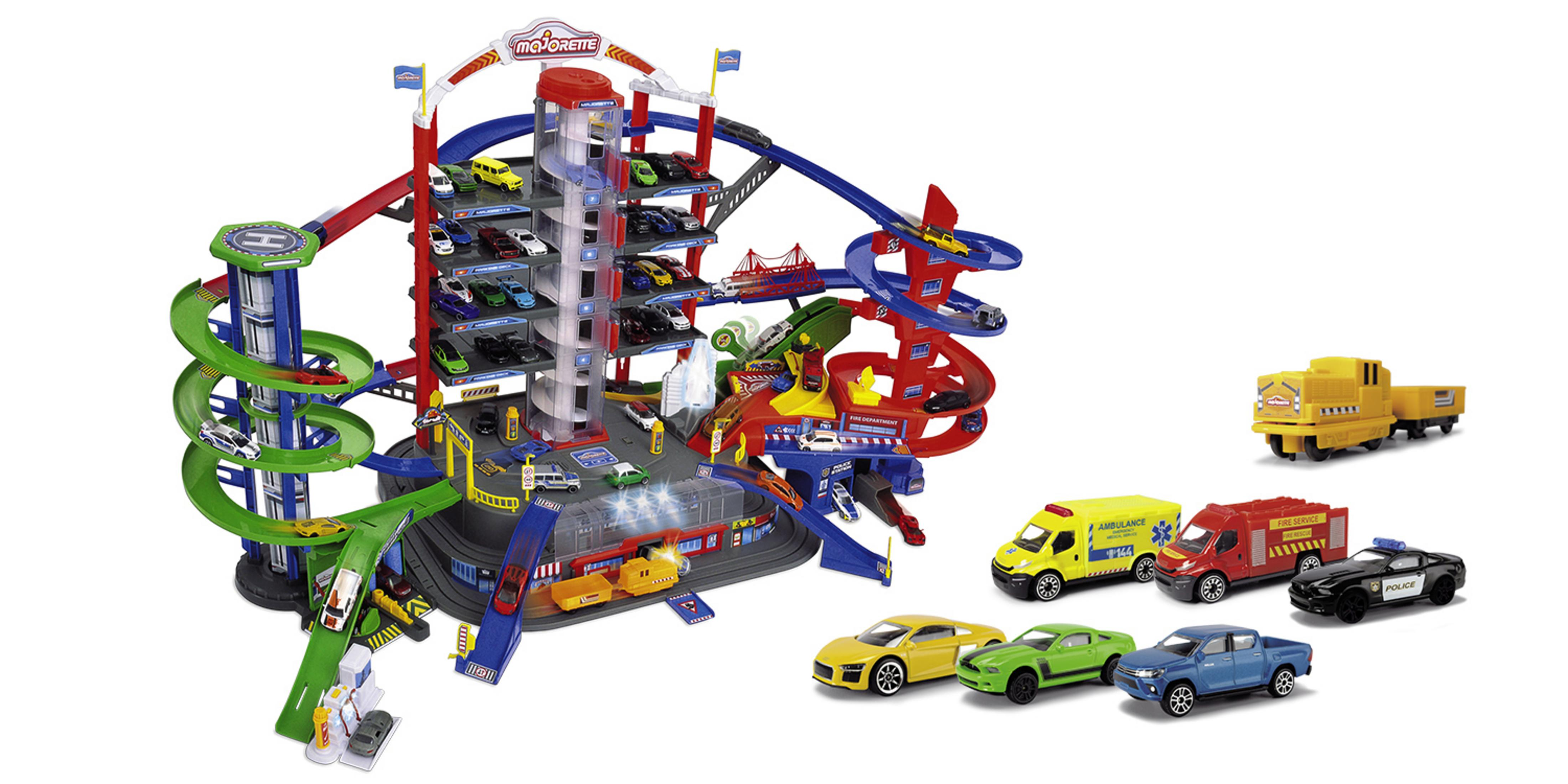 Eine große Spielzeug-Autogarage mit mehreren Ebenen, Rampen und Spielzeugautos in verschiedenen Farben.