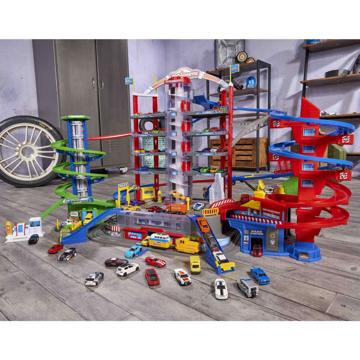 Eine große Spielzeuggarage mit mehreren Ebenen, Rampen und vielen Spielzeugautos.