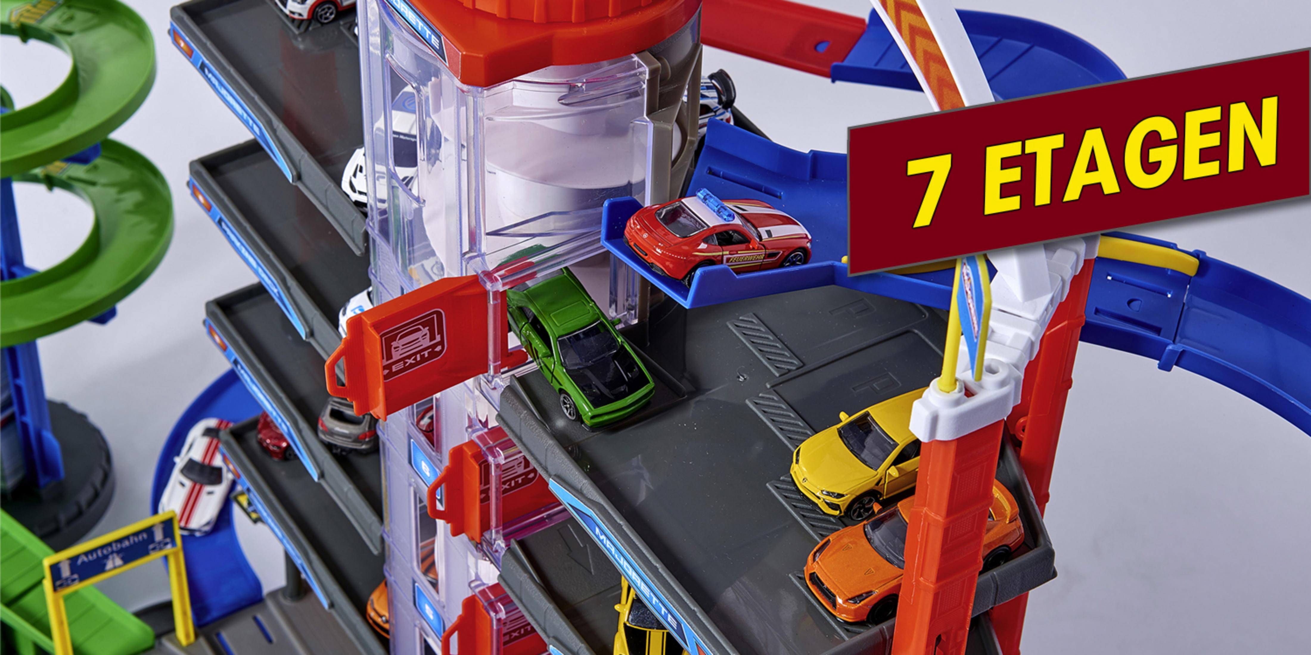 Ein Spielzeug-Parkhaus mit mehreren Ebenen und Spielzeugautos.