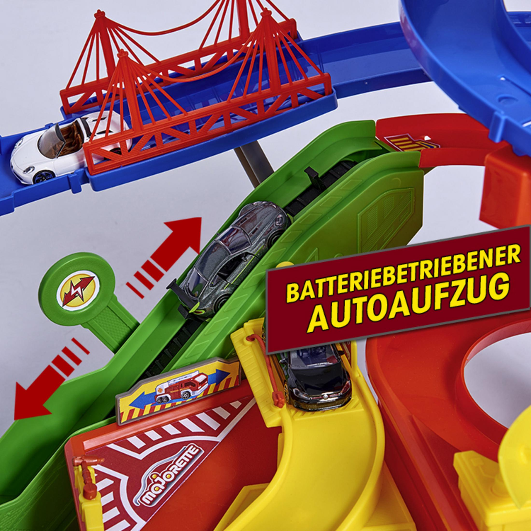 Eine Spielzeugautobahn mit Autos, einer Brücke und einem Aufzug.