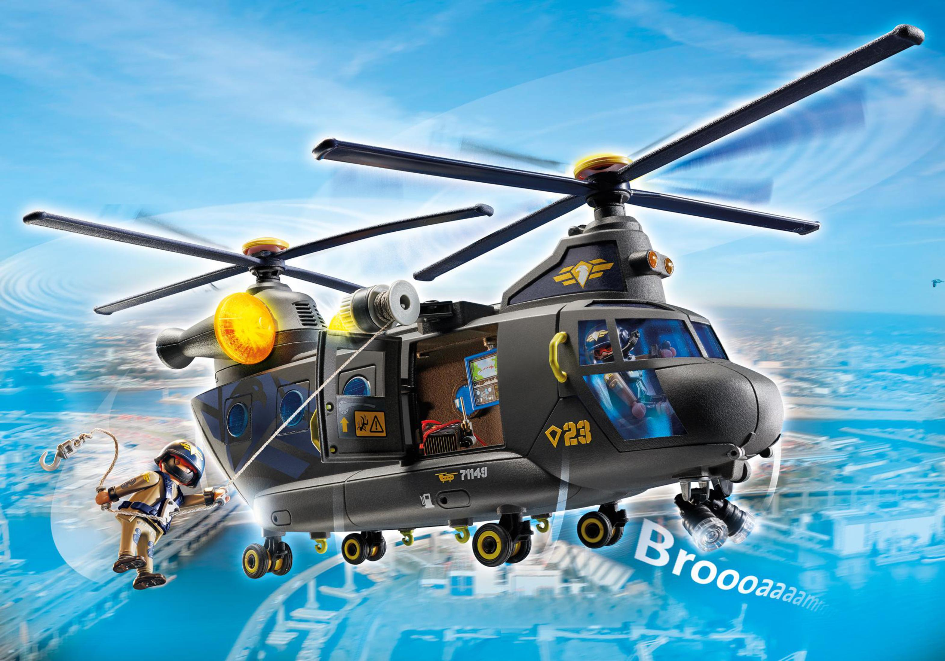 Ein Spielzeug-Hubschrauber mit Pilotfigur und offener Tür mit Ausrüstung, in einer blauen Himmelkulisse.