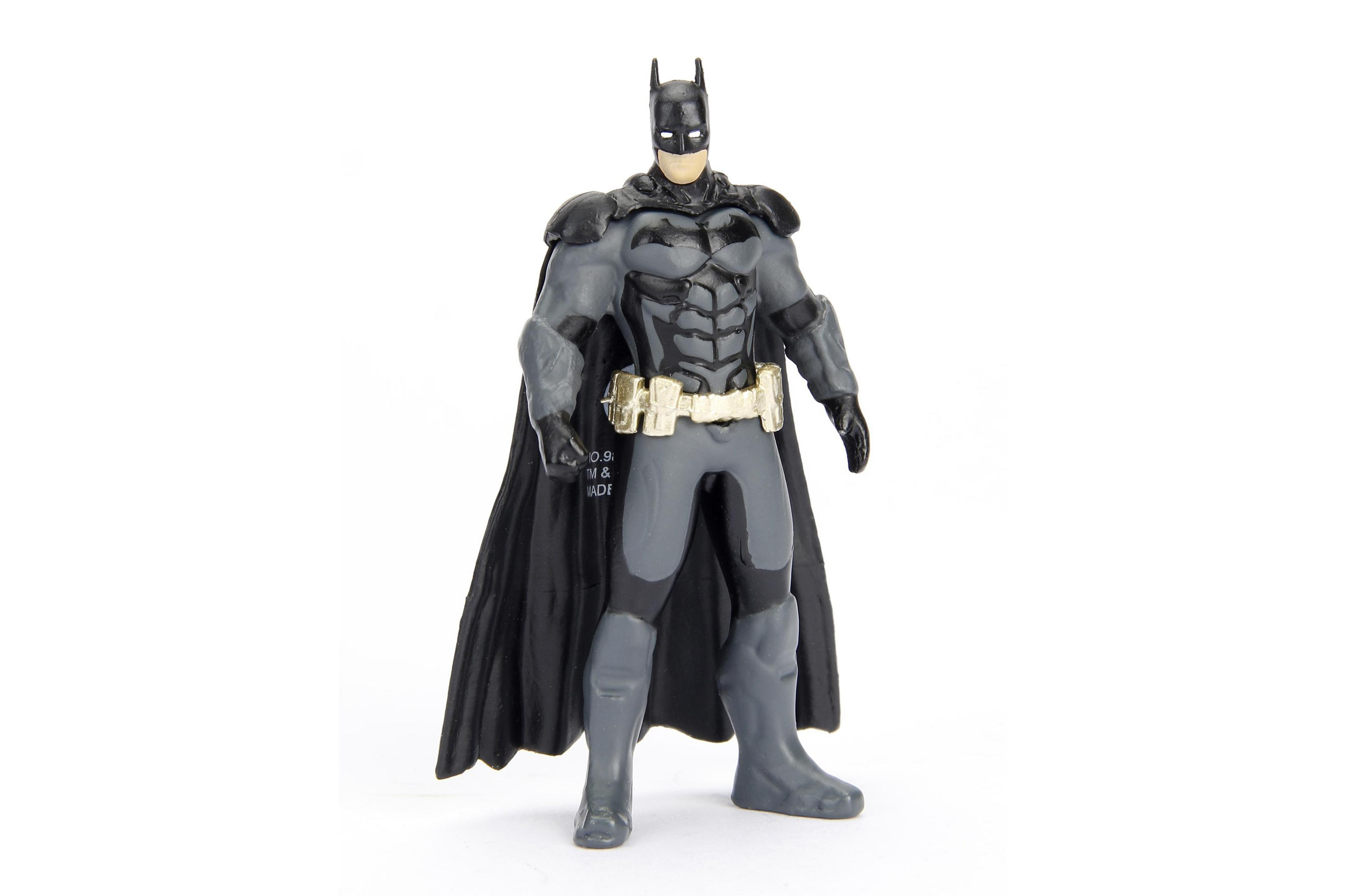 Batman-Actionfigur in grauem und schwarzem Kostüm, stehend. Weißer Hintergrund.