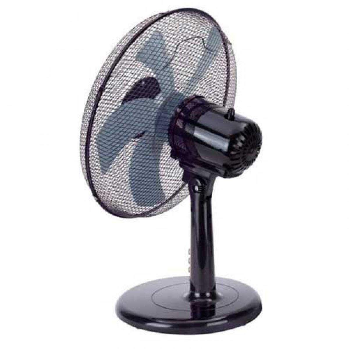 Un ventilatore da scrivania nero con una protezione a rete. È su un supporto nero.