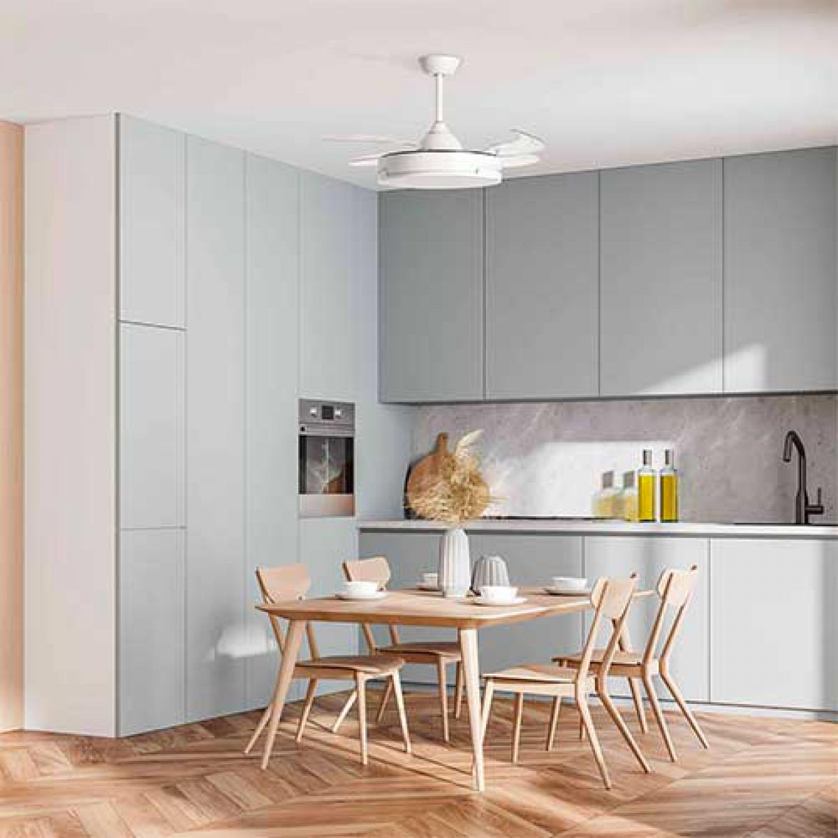 Kuchnia z jasnoniebieskimi szafkami, drewnianym stołem z krzesłami i wentylatorem sufitowym. Widoczny marmurowy backsplash.