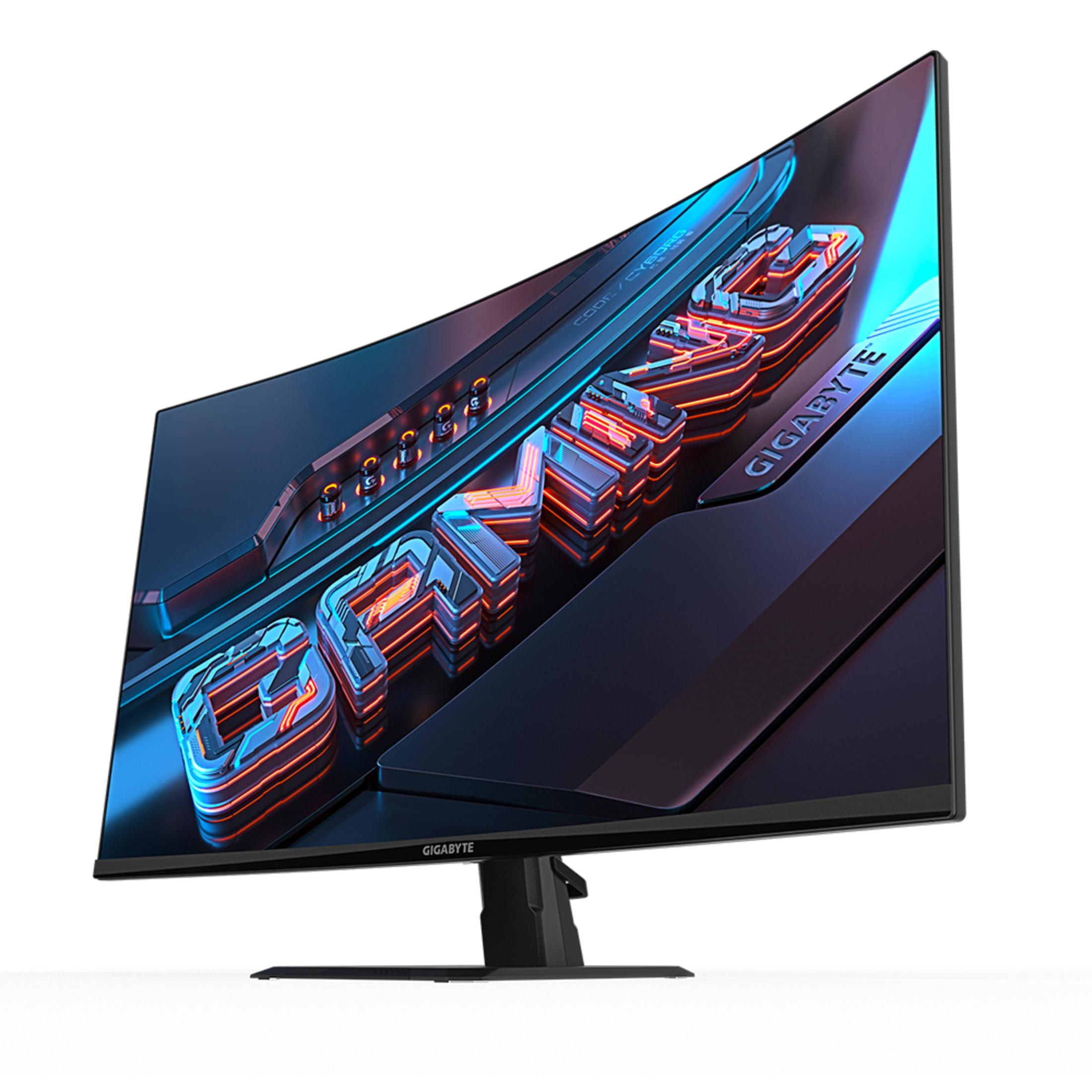 Monitor curvo da gaming con la parola 'GAMING' illuminata, con luci blu e arancioni, su sfondo nero.