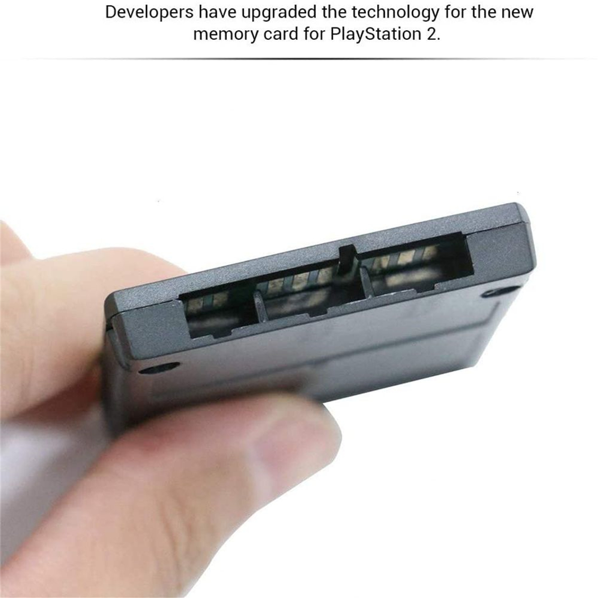 Nahaufnahme einer schwarzen PlayStation 2-Speicherkarte, gehalten.