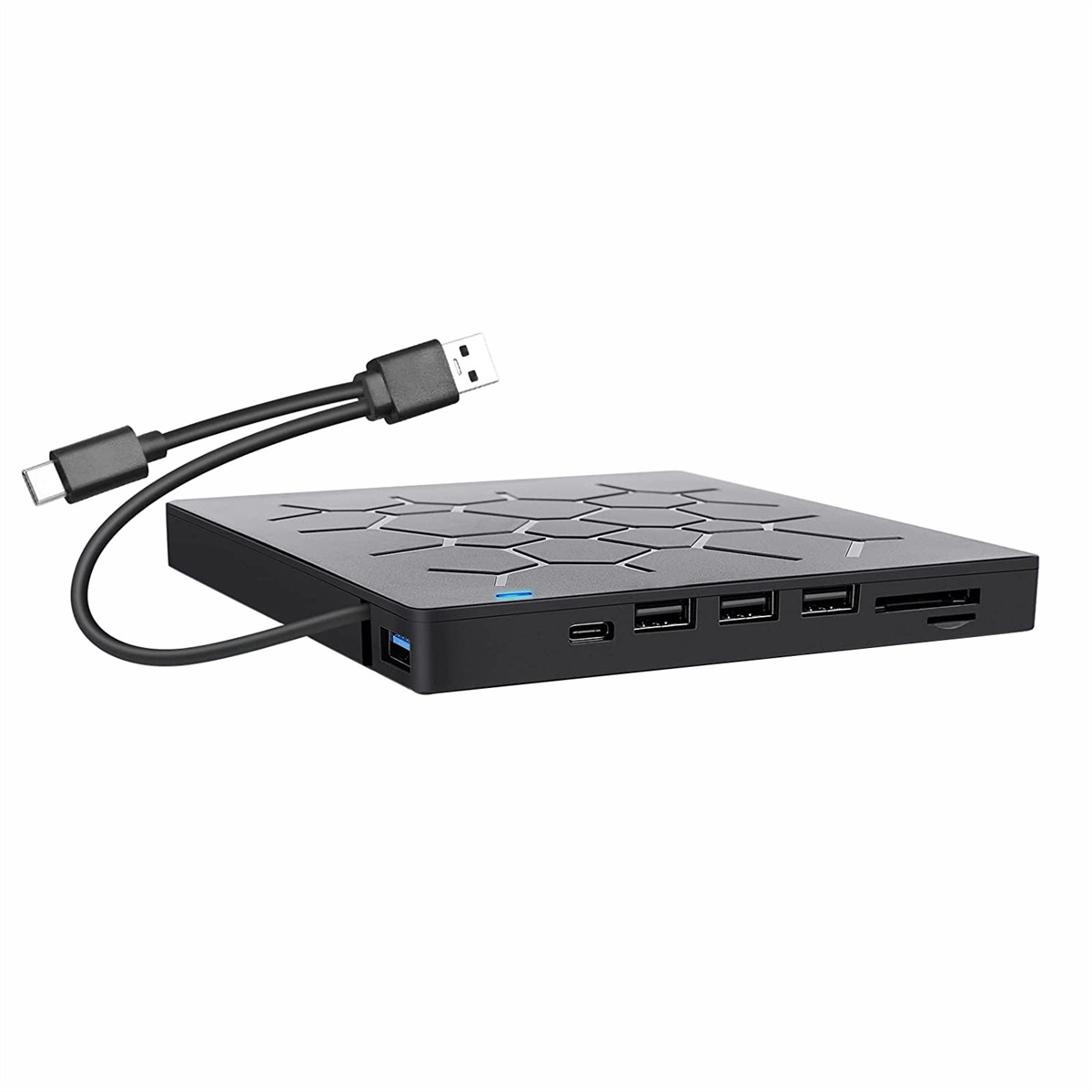 Schwarzer Hub mit USB-Anschlüssen und einem Ladekabel. Weißer Hintergrund.