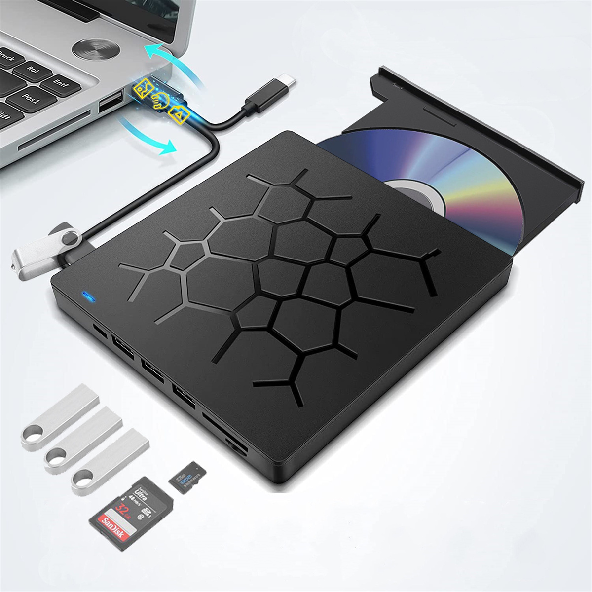 Schwarzes externes CD/DVD-Laufwerk, das über ein USB-Kabel mit einem Laptop verbunden ist.