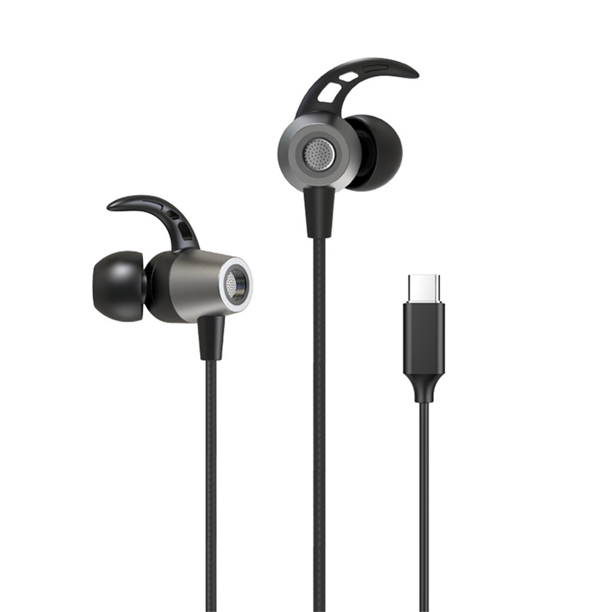 Schwarze und silberfarbene In-Ear-Kopfhörer mit USB-C-Kabel. Die Kopfhörer sind abgewinkelt.