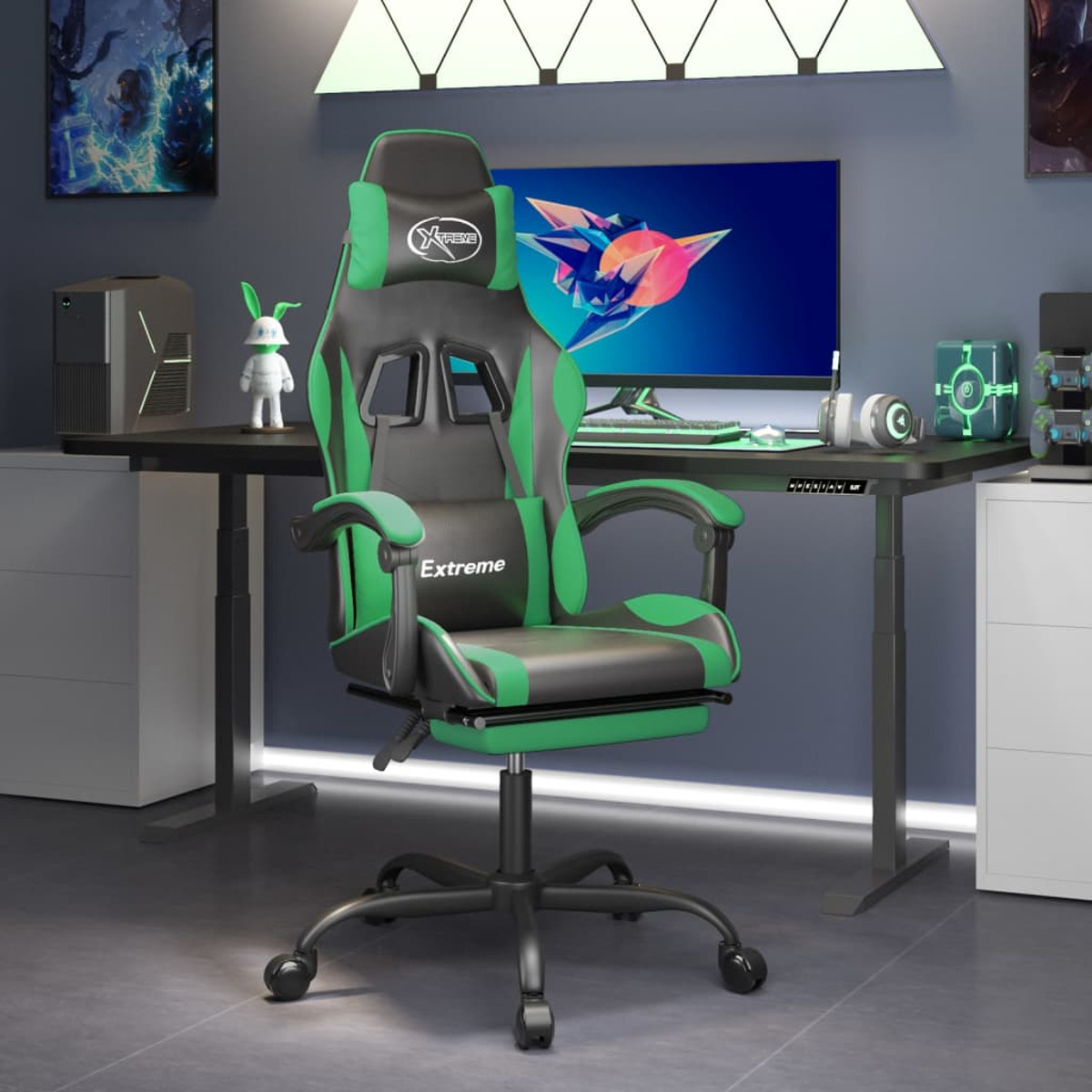 Gaming-Stuhl, schwarz und grün, mit Schreibtisch, Computer und Hasenfigur.