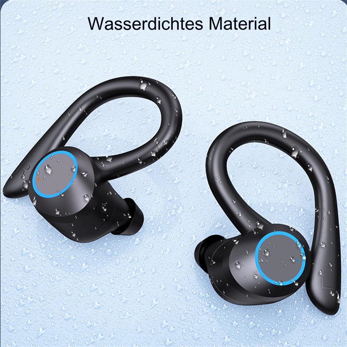 Schwarze kabellose Ohrhörer mit Ohrbügeln. Wassertropfen auf blauem Hintergrund.