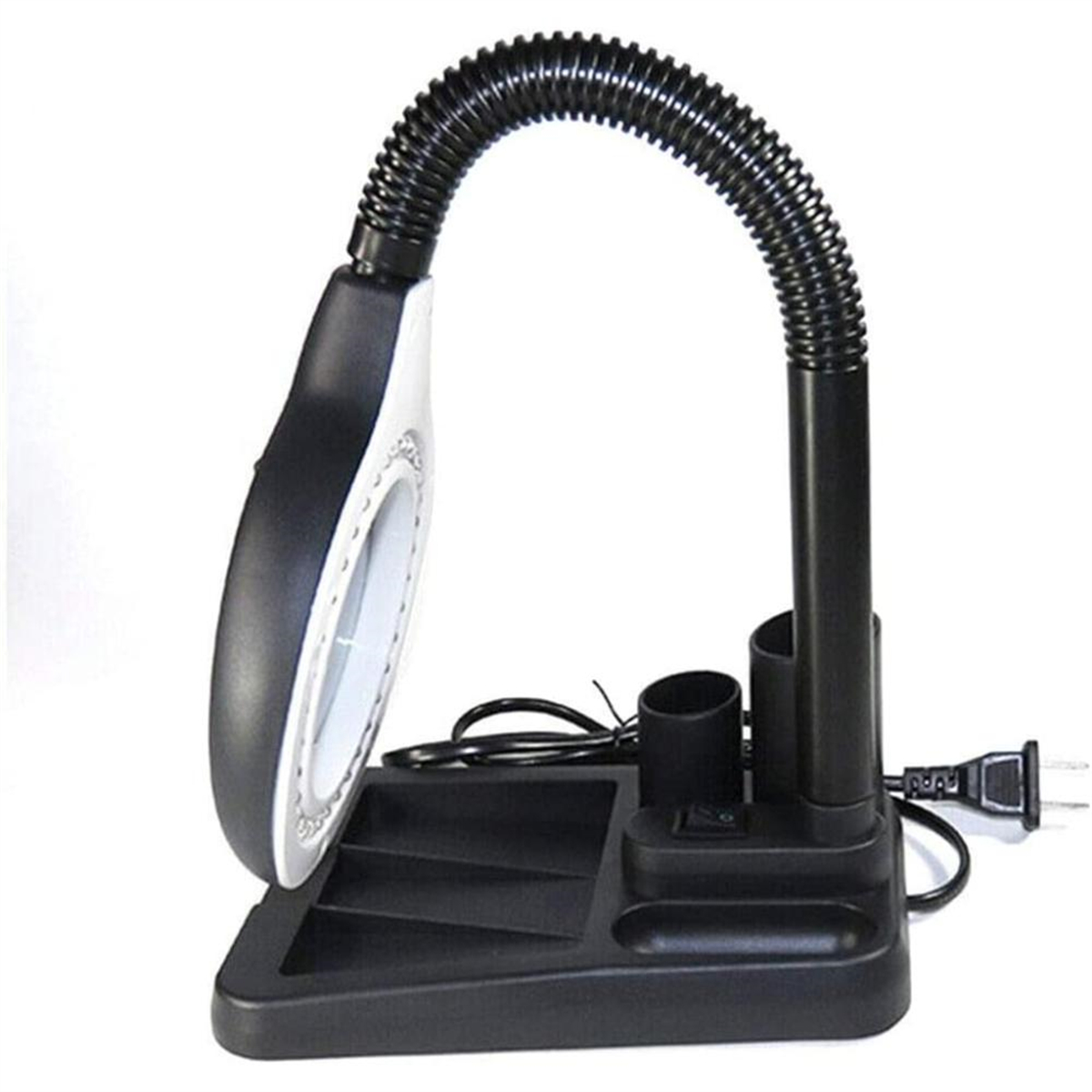 Schwarz-weiße Lupenlampe mit flexiblem Hals und Sockel mit Werkzeughaltern und Stecker.