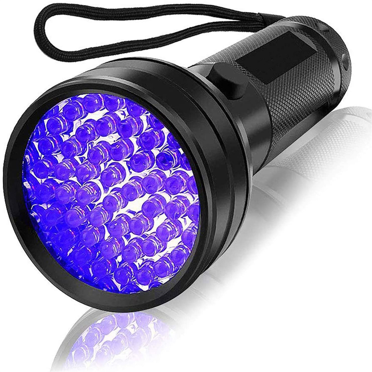 Schwarze UV-Taschenlampe mit vielen lila LEDs im Inneren, die sich auf einer weißen Oberfläche spiegeln.