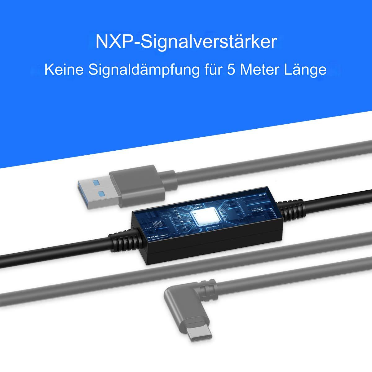 USB-Kabel mit Signalverstärker. Die Kabel sind grau und schwarz. Der Hintergrund ist blau.