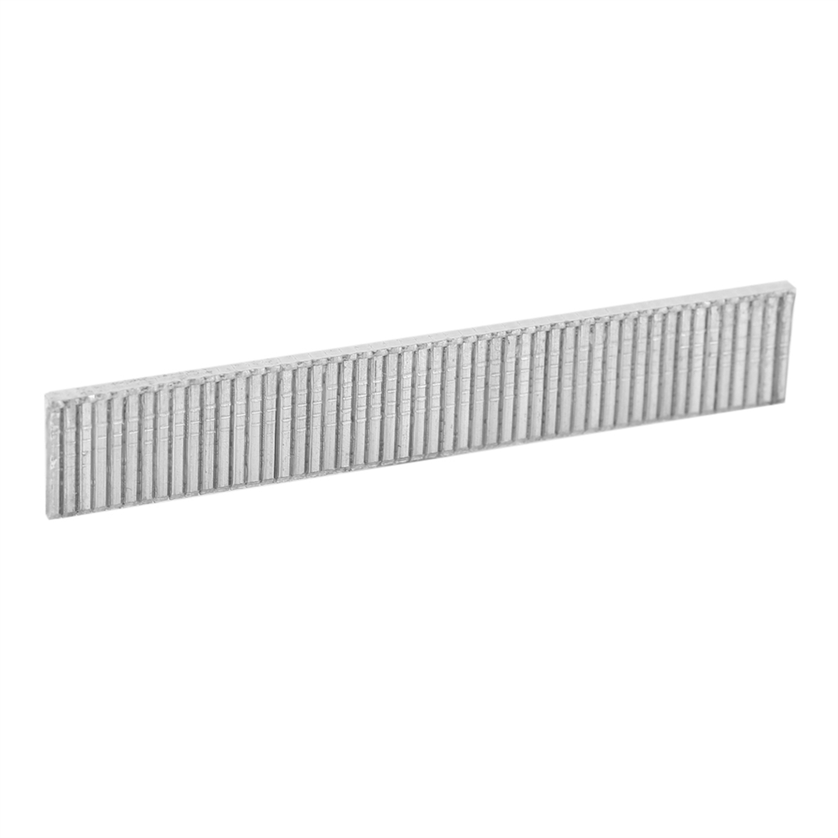 Eine Reihe silberner Heftklammern auf weißem Hintergrund. Die Klammern sind horizontal ausgerichtet.