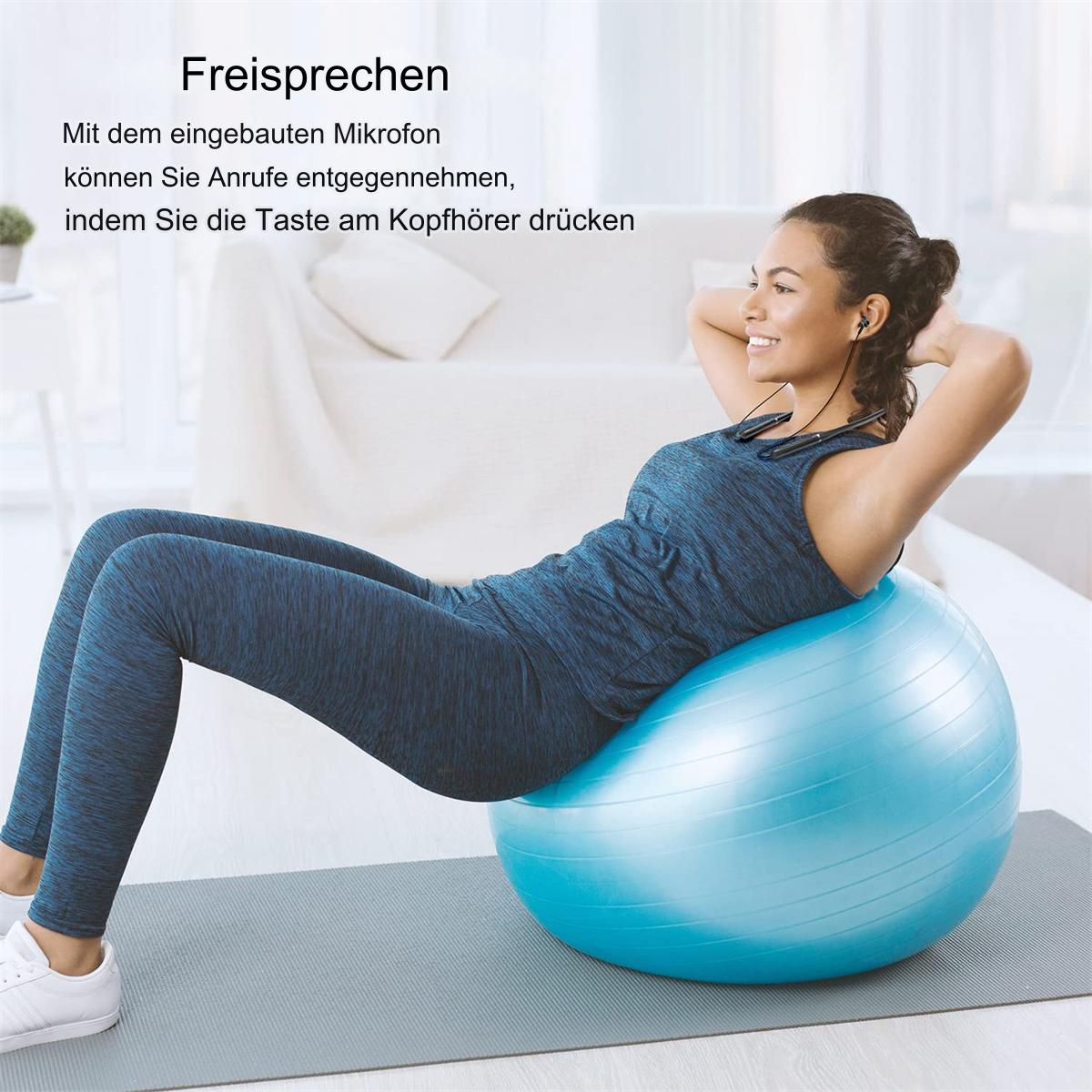 Frau macht Sit-ups auf einem blauen Gymnastikball, trägt Kopfhörer. Der Hintergrund ist ein Wohnzimmer.