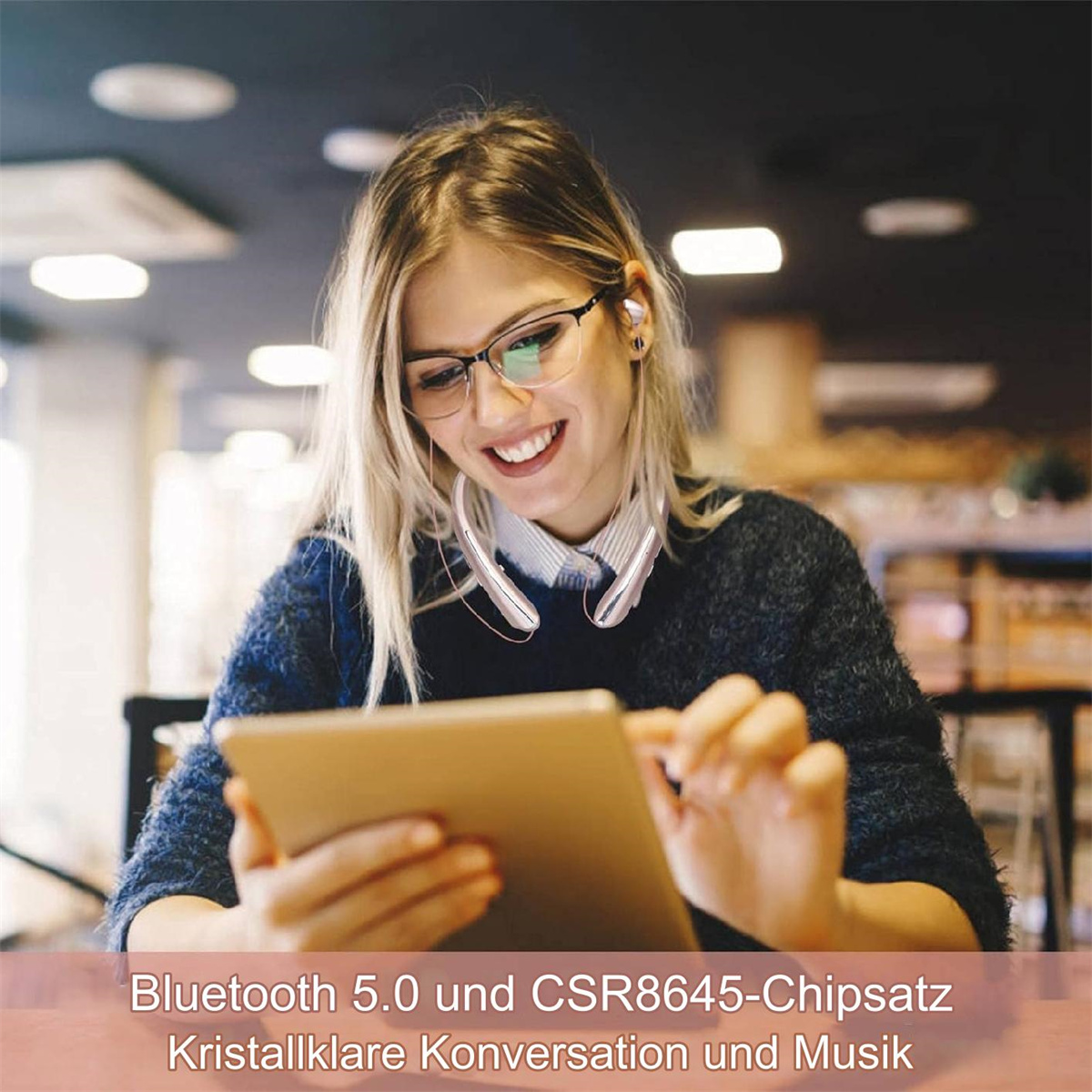 Eine Frau mit Brille lächelt, trägt ein Halsketten-Headset und hält ein Tablet, Text unten.