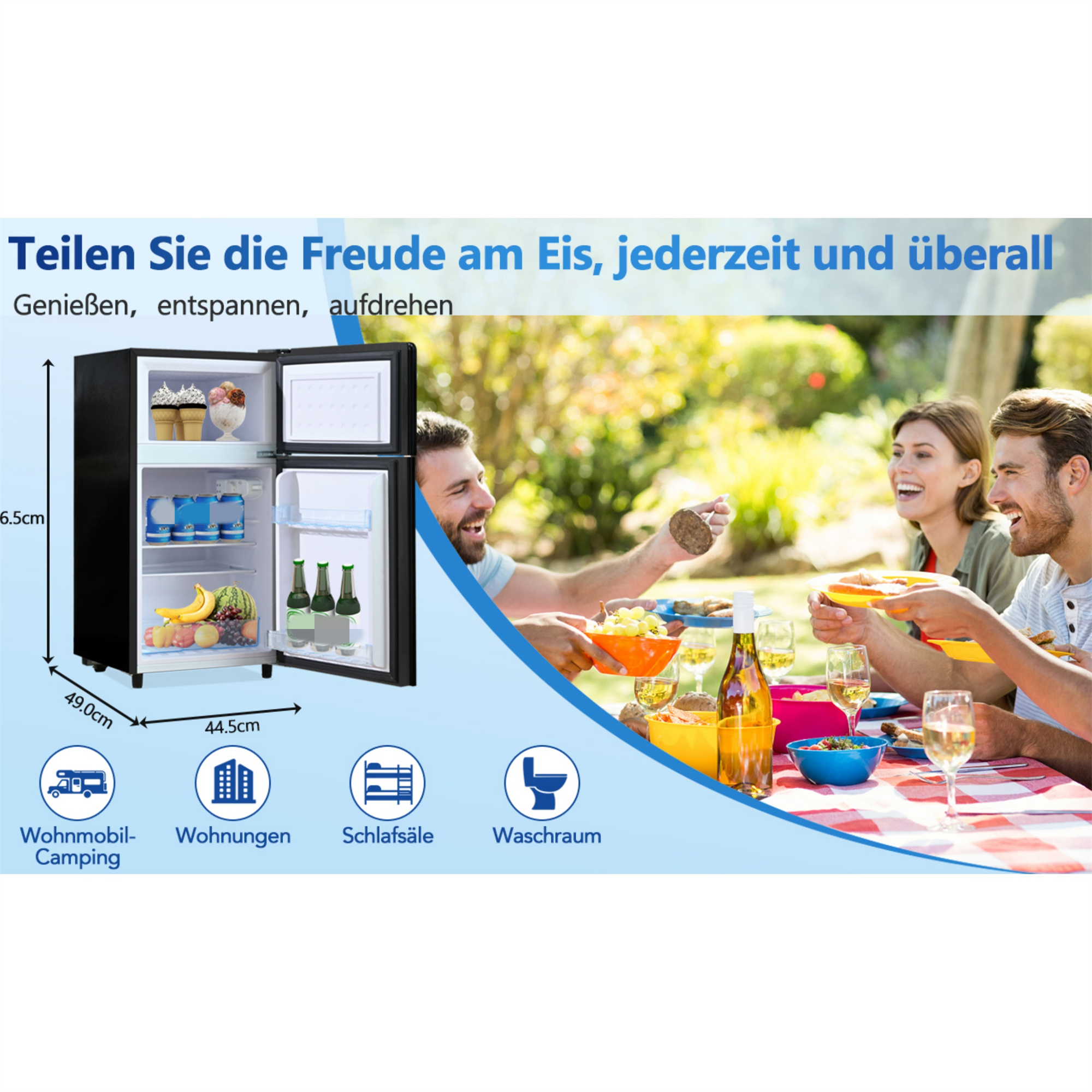 Schwarzer Mini-Kühlschrank mit offener Tür. Im Hintergrund genießen Menschen eine Mahlzeit im Freien.