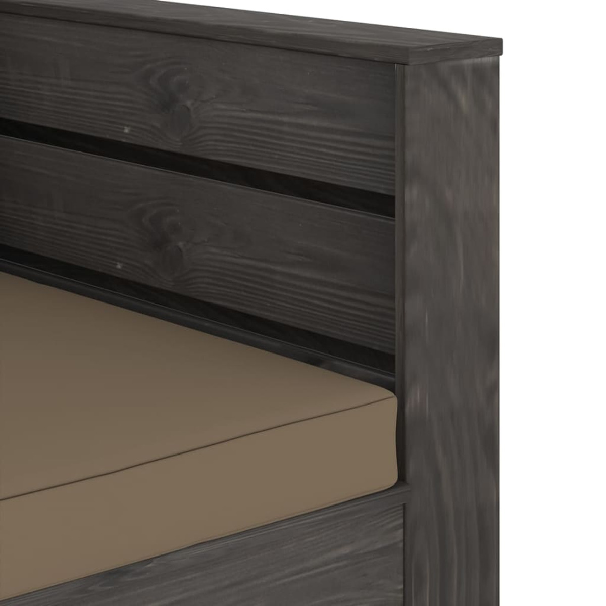 Primo piano di un telaio letto in legno grigio scuro con un cuscino marrone. Il telaio ha doghe orizzontali.