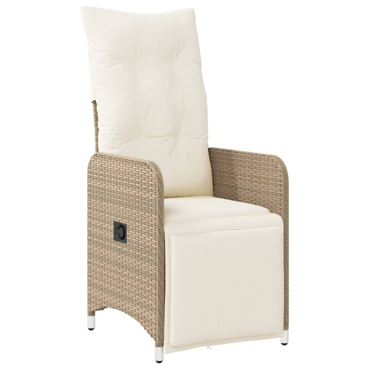 Sedia in vimini con schienale alto e cuscino, più poggiapiedi. La sedia è beige e ha una maniglia nera.