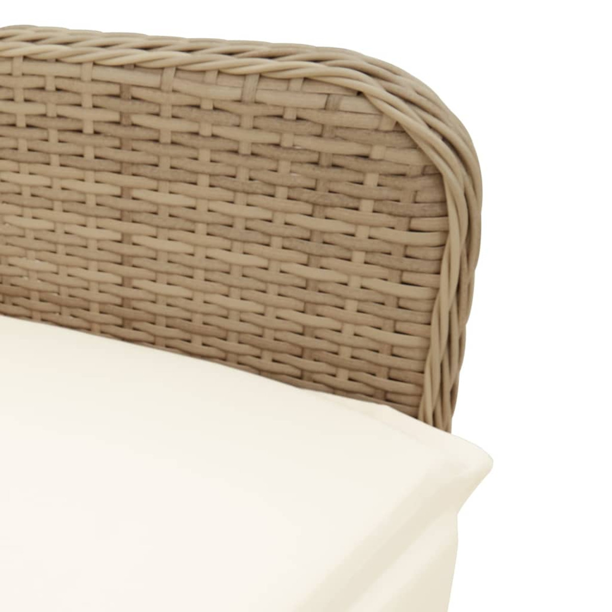 Primo piano dello schienale di una sedia in vimini beige intrecciato. Lo sfondo è bianco.