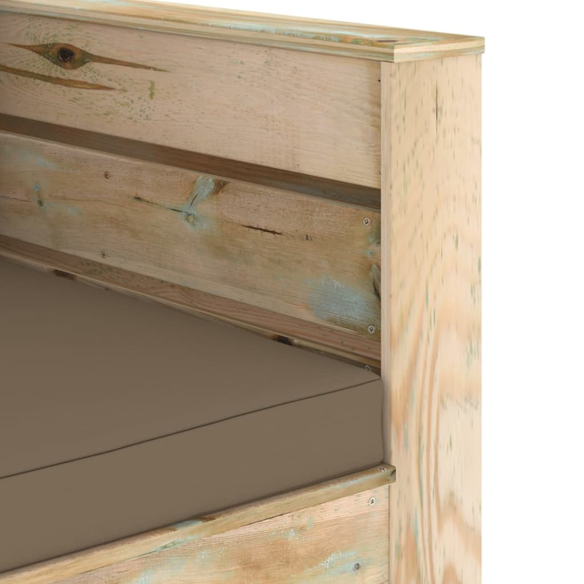 Angolo in legno di un divano esterno chiaro con cuscino marrone. Il legno ha accenti blu-verdi.