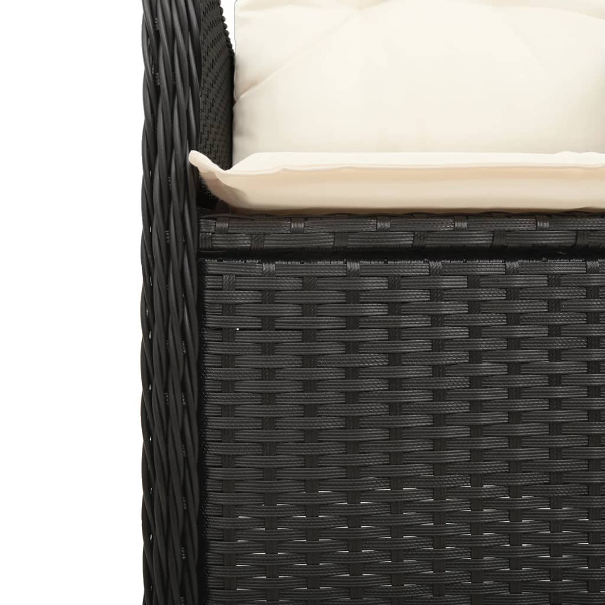 Primo piano di una sedia nera intrecciata con un cuscino color crema, che mostra la trama del materiale.