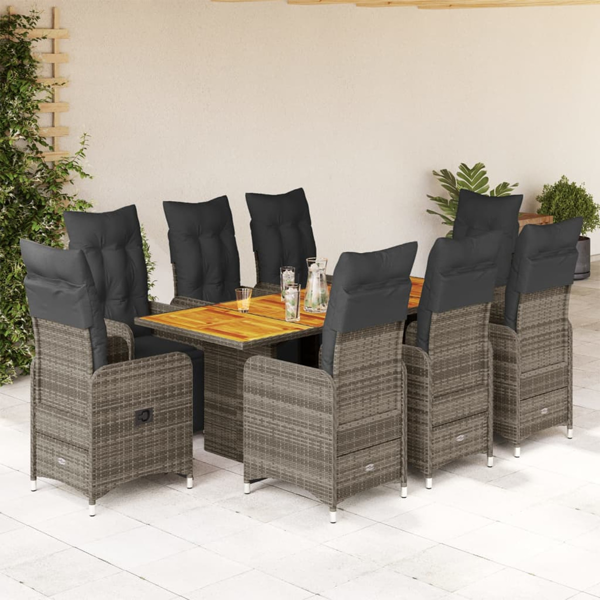 Set da pranzo all'aperto. Tavolo in legno, sedie grigie con cuscini neri, in ambiente patio.