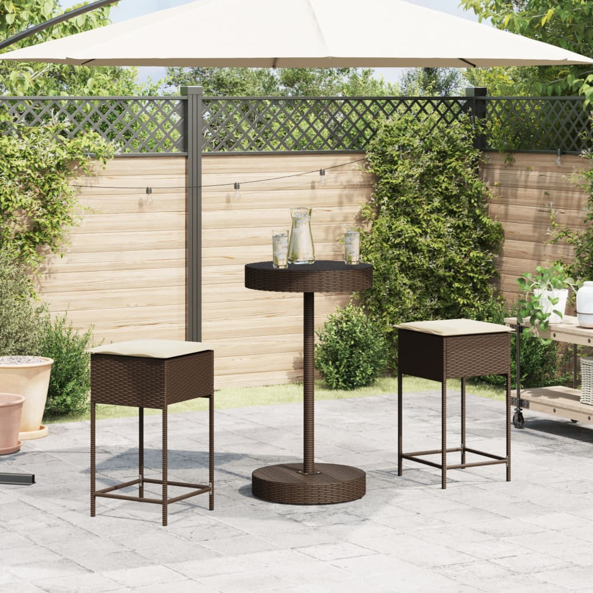 Scena del patio con tavolo, due sgabelli e ombrellone. Mobili marroni, cuscini beige, patio in pietra, recinzione in legno.
