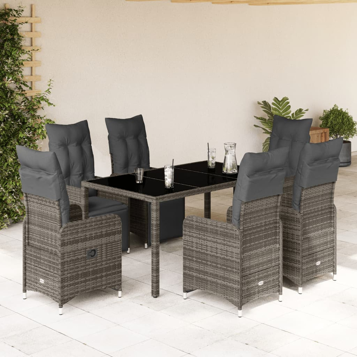 Set da pranzo all'aperto con tavolo e sei sedie, cuscini grigi, su un patio.