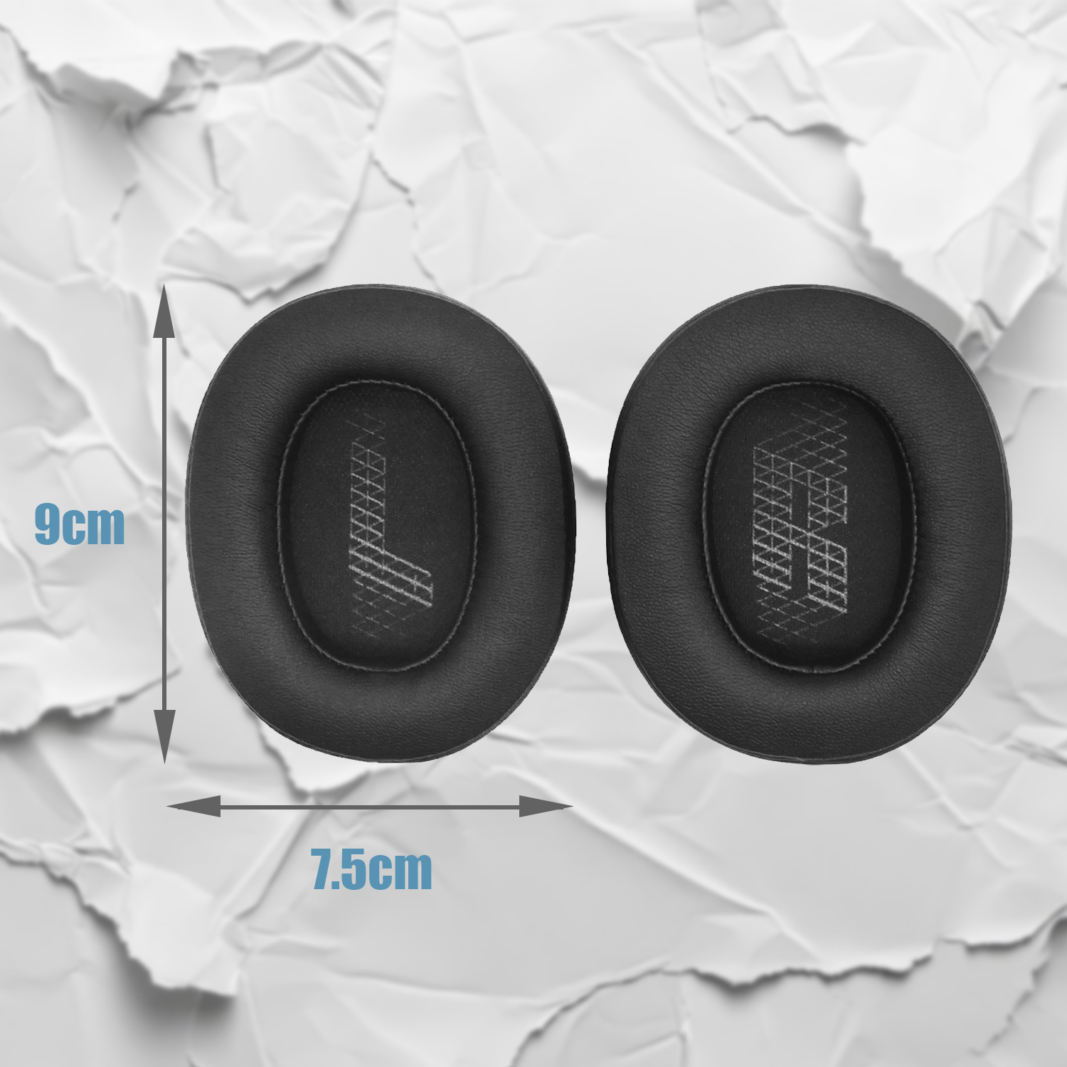 Dwie czarne wkładki do słuchawek o wymiarach 9 cm na 7,5 cm na teksturowanym tle.