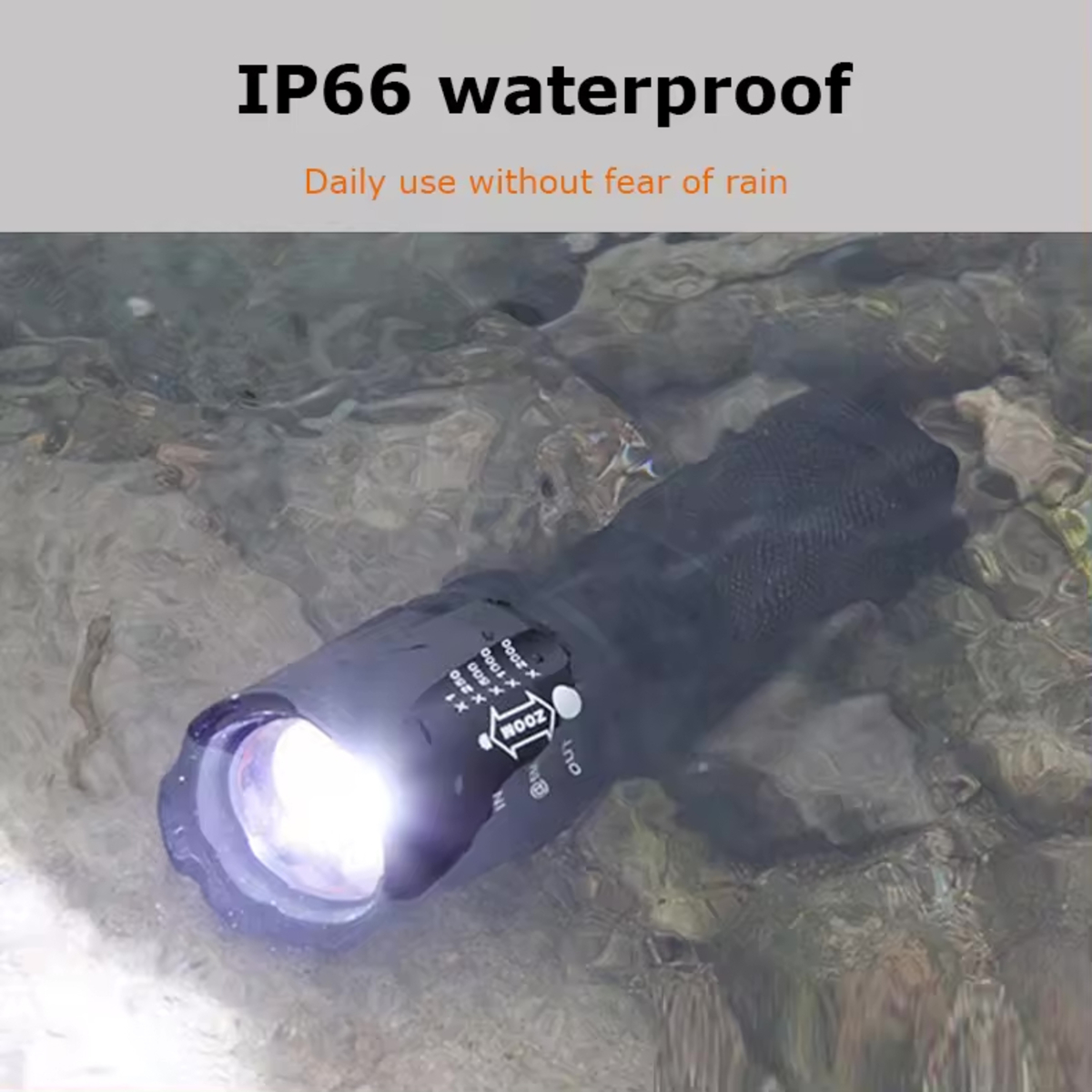Schwarze Taschenlampe im Wasser. Text sagt IP66 wasserdicht. Das Licht ist an und beleuchtet das Wasser.