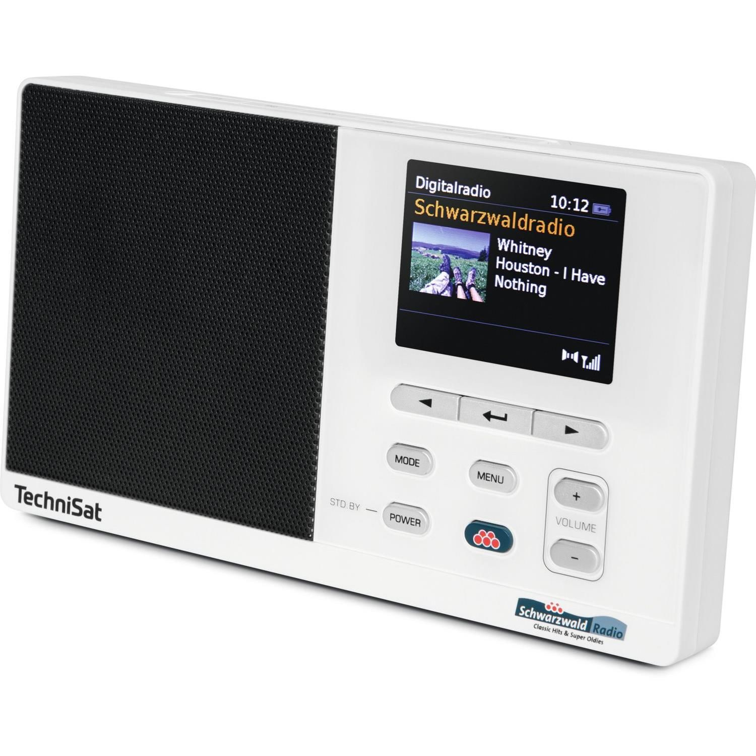 Radio digital blanco con rejilla de altavoz negra. La pantalla muestra una emisora de radio y el título de la canción.