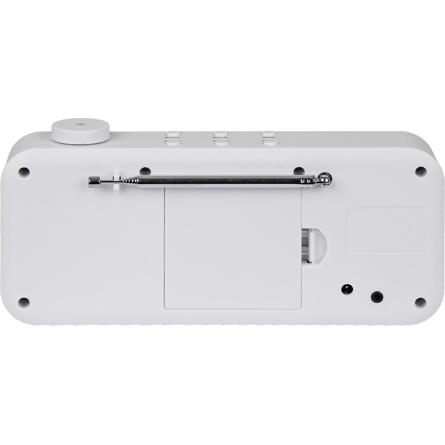 Białe cyfrowe radio z budzikiem. Ma przyciski, ekran, wysuwaną antenę i klapkę baterii.