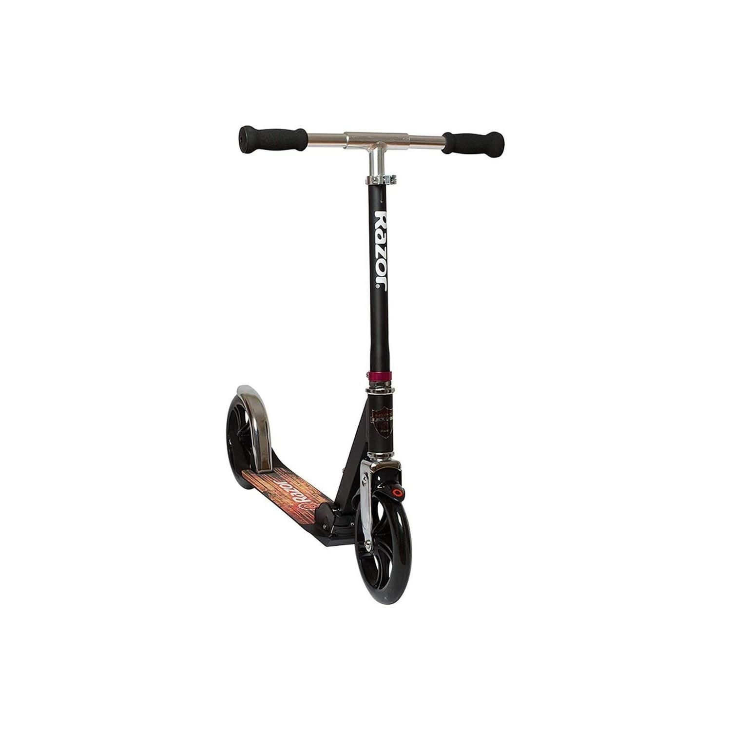 Trottinette Razor noire et argentée sur fond blanc.
