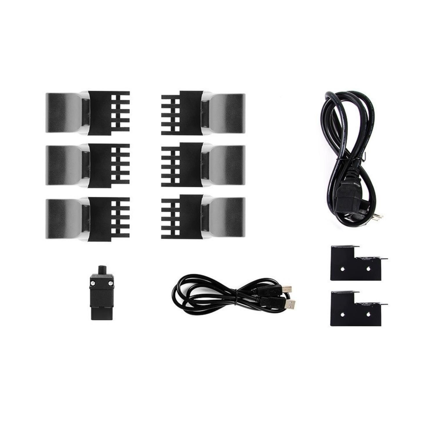 Akcesoria do urządzenia elektronicznego, w tym wsporniki, kable i złącza. Białe tło.