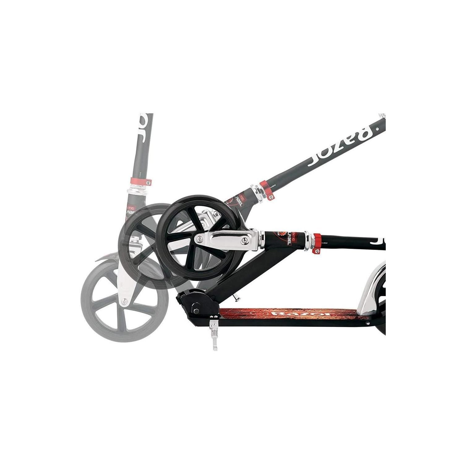 Trottinette en mouvement. La trottinette a des éléments noirs et rouges. Les roues sont noires.