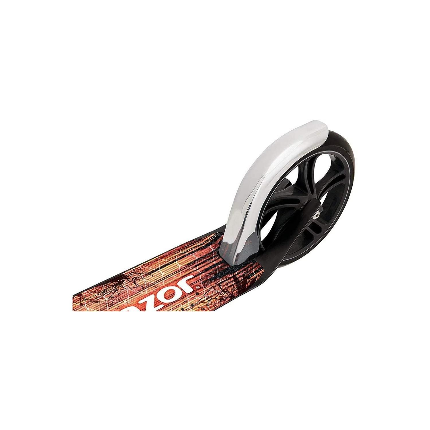 Détail de la roue et du plateau de la trottinette Razor, montrant le design.
