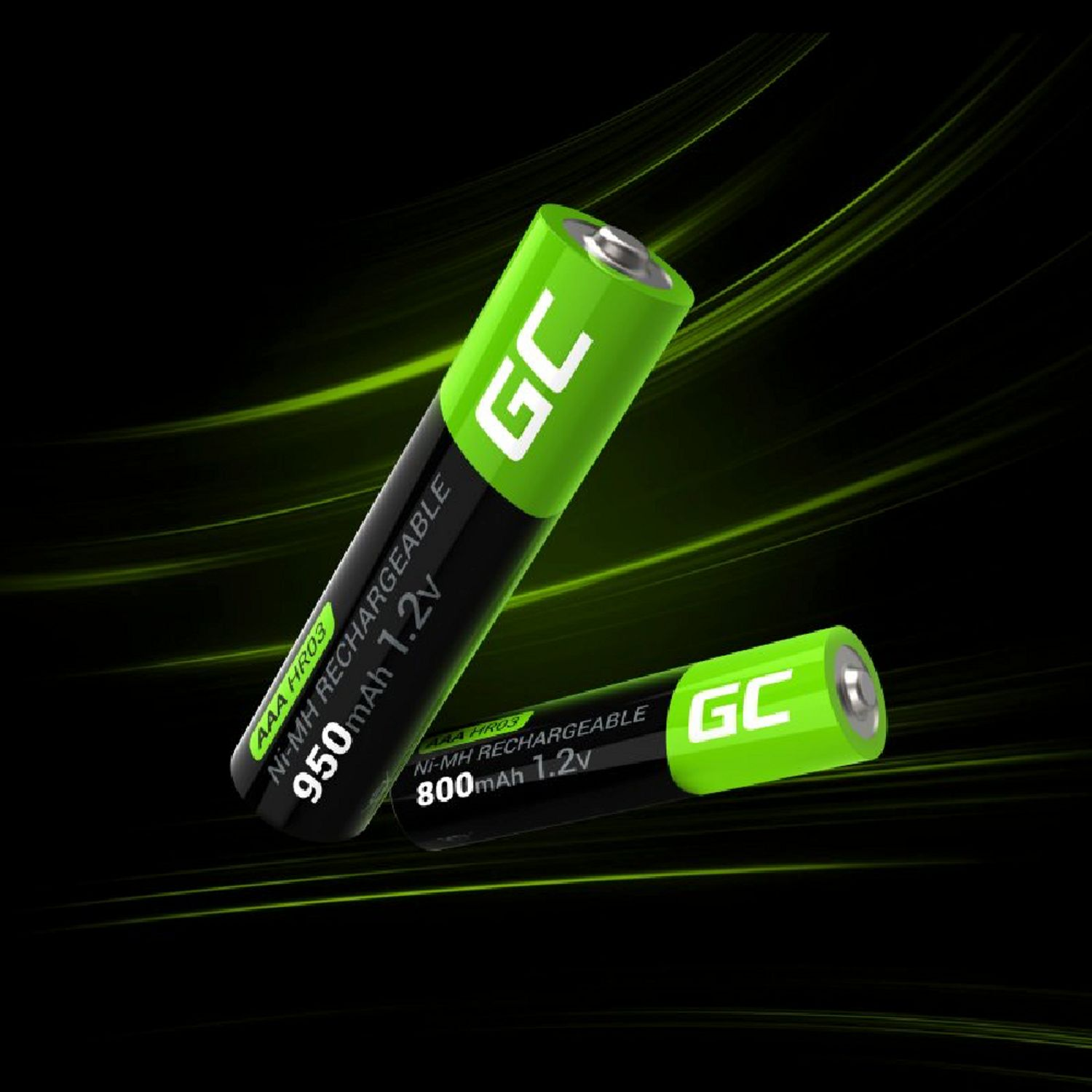 Due batterie AAA, verde e nere, con logo 'GC' bianco, sono esposte su sfondo scuro.