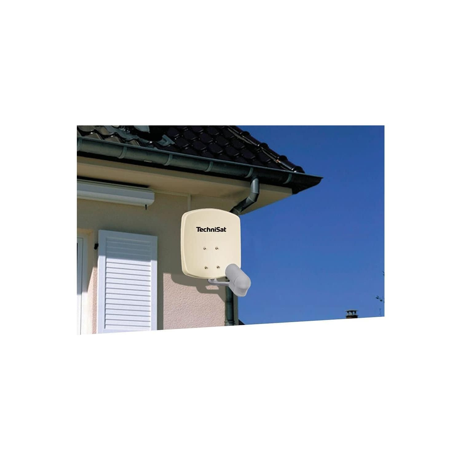 Eine Satellitenschüssel an einer Wand montiert. Der Himmel ist blau. Die Schüssel ist weiß.