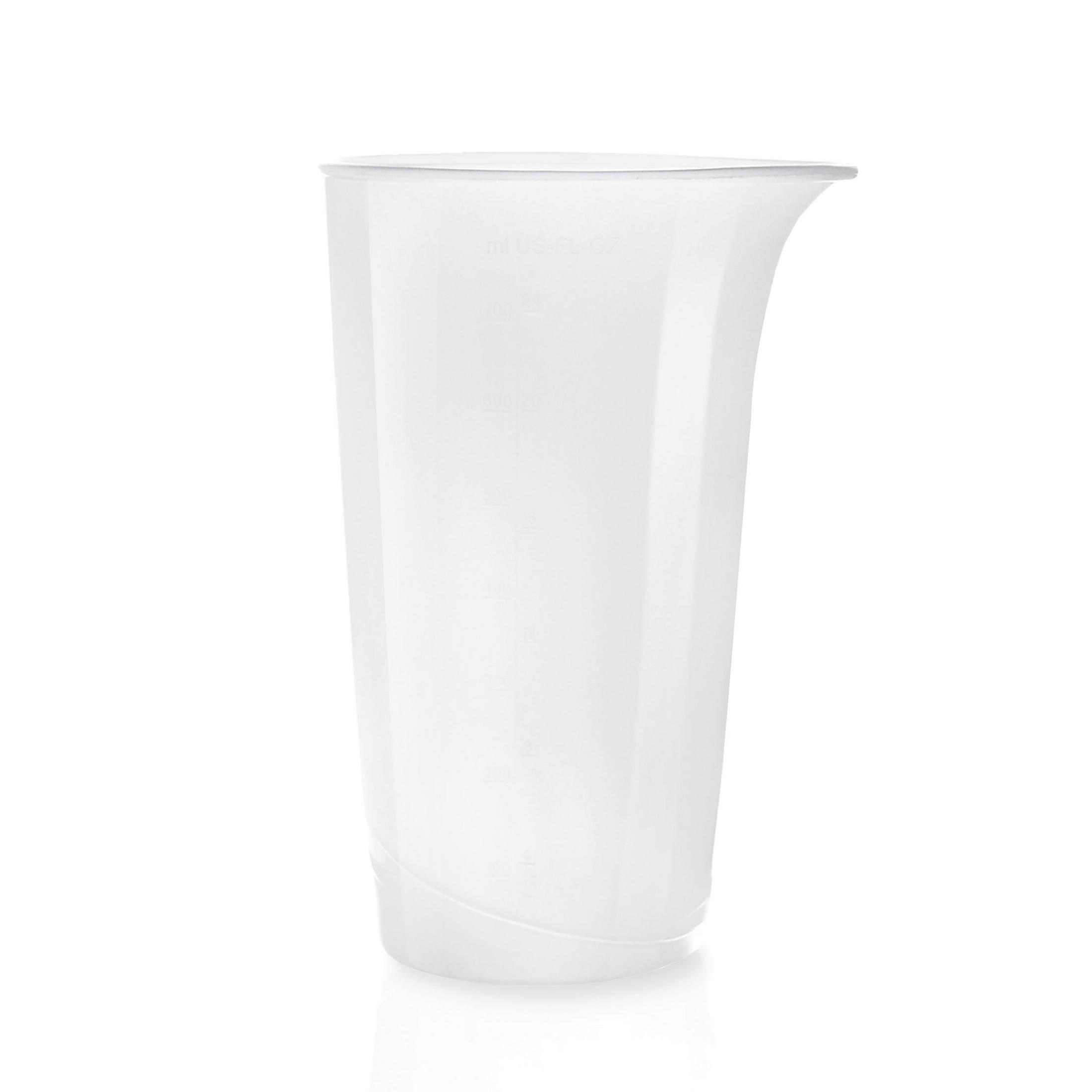 Un misurino di plastica trasparente su una superficie bianca con sfondo bianco semplice.