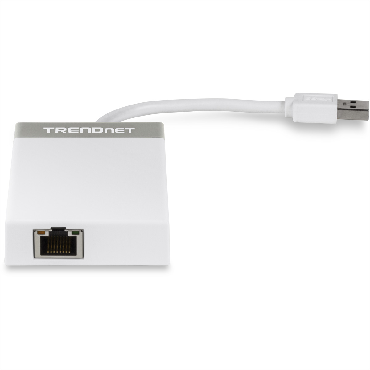 Adattatore TRENDnet bianco. Ha una porta Ethernet e un connettore USB. Cavo bianco collegato.