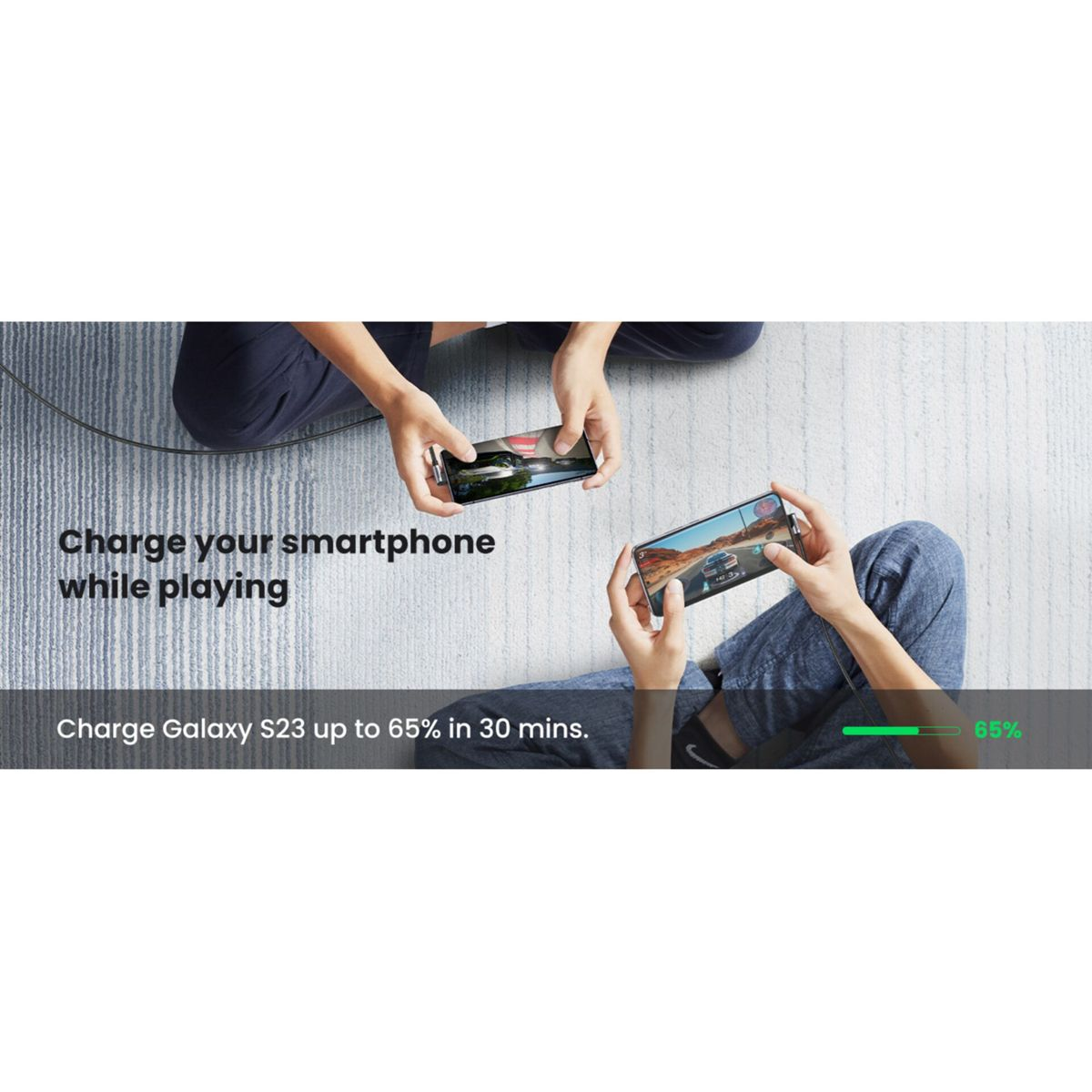 Zwei Personen spielen auf ihren Smartphones, während diese geladen werden.